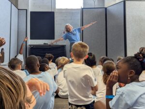 teacher having a presentation in front of kids during a field trip at a science museum