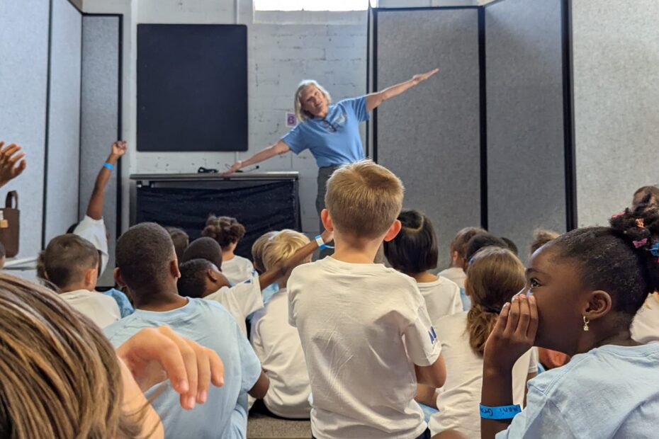 teacher having a presentation in front of kids during a field trip at a science museum